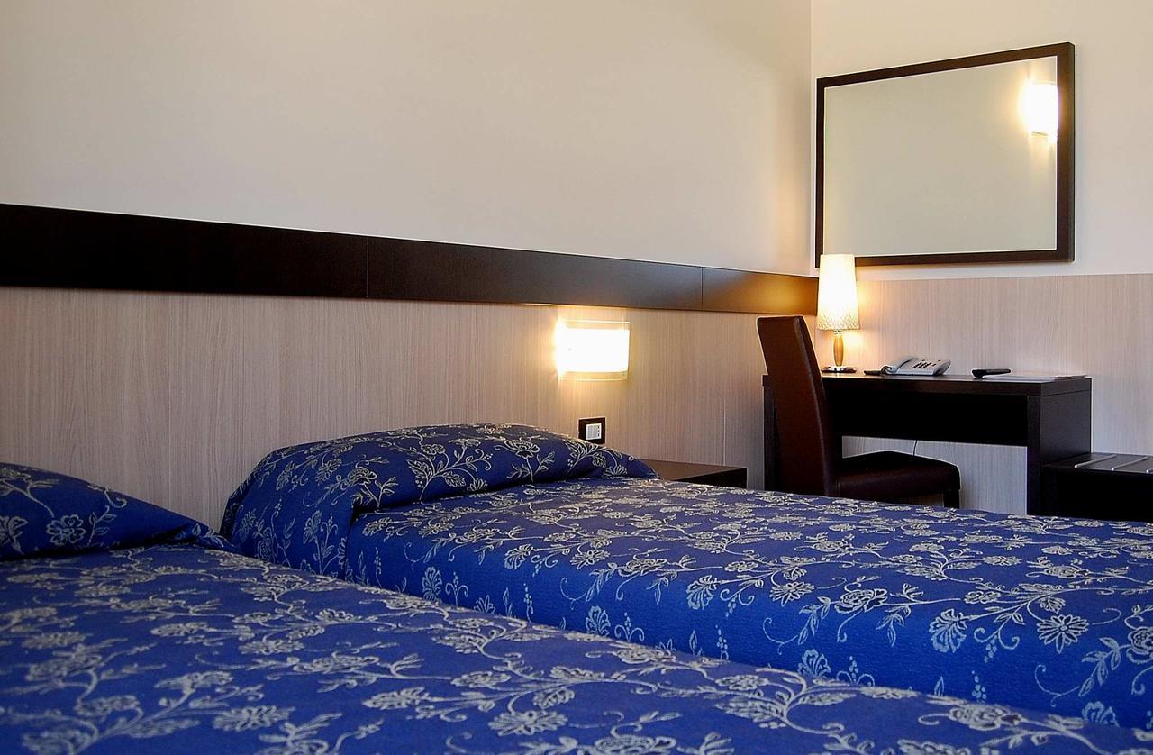 Albergo Visconti เกรโมนา ภายนอก รูปภาพ