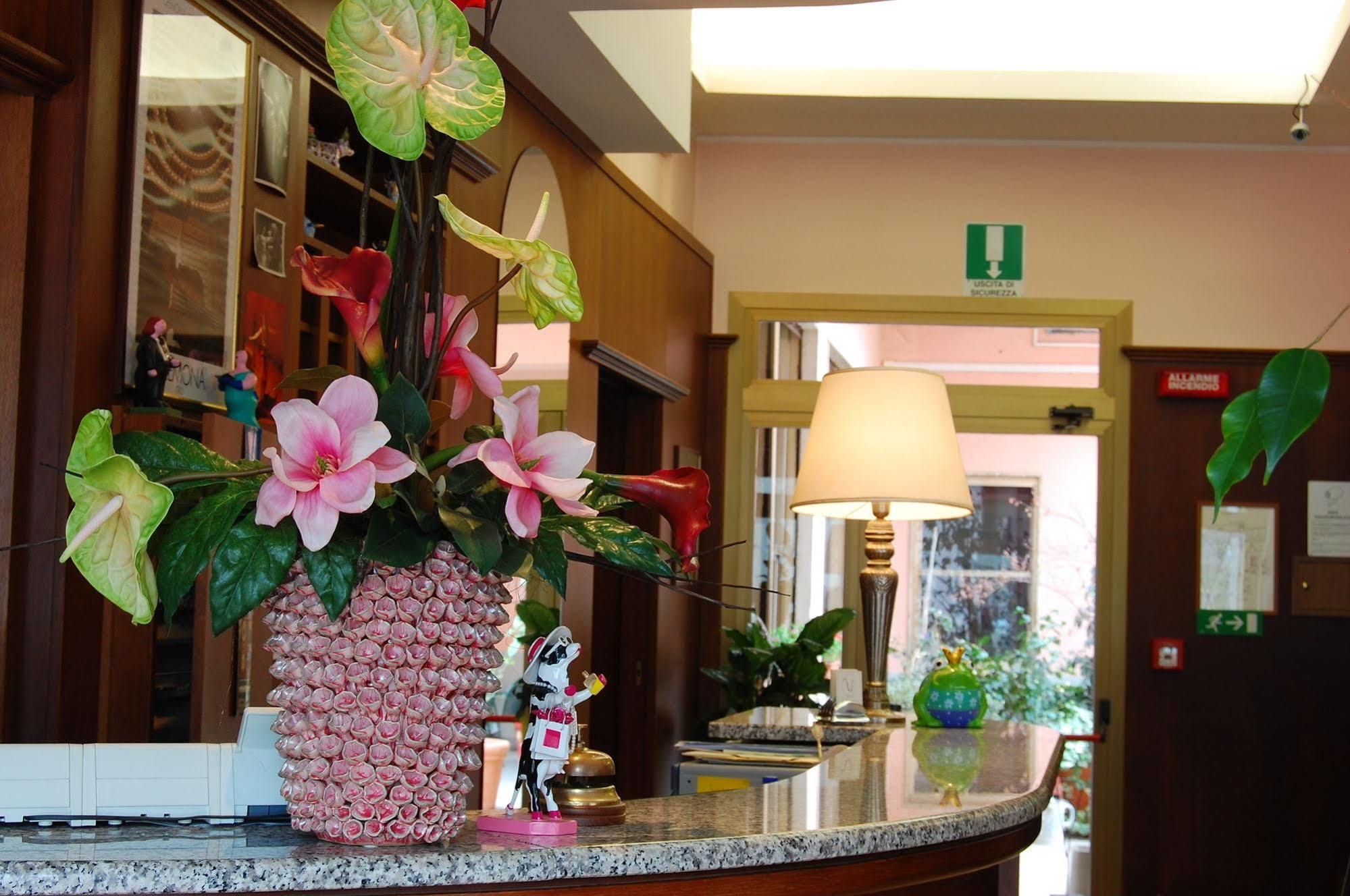 Albergo Visconti เกรโมนา ภายนอก รูปภาพ